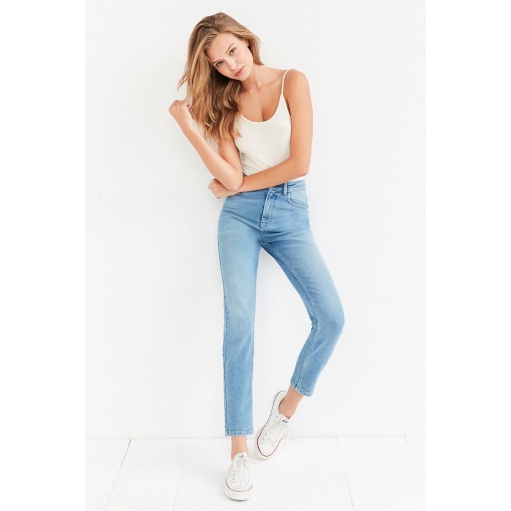 BDG High-Waisted Girlfriend Jean – Light Wash